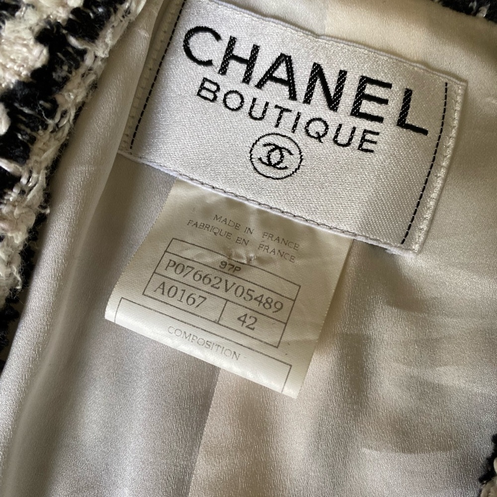 Chanel Spring 1997 Classic Black and White Tweed Blazer Authentic Size Medium - Picture 3 of 8